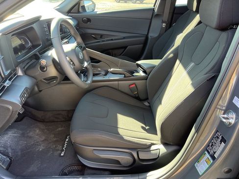 Used 2025 Hyundai Elantra Sport image 13