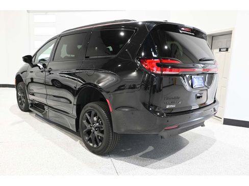 Used 2023 Chrysler Pacifica Touring-L w/ S Appearance Package FWD image 8