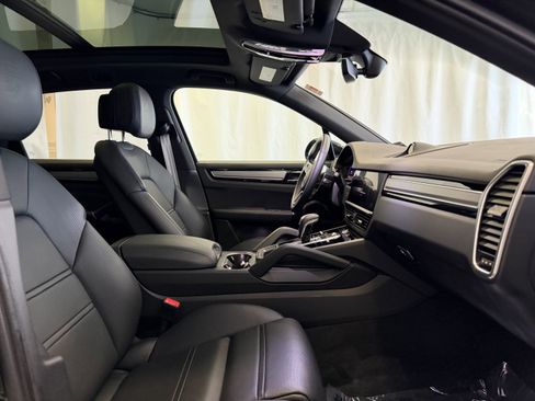 Certified 2023 Porsche Cayenne Platinum Edition image 16