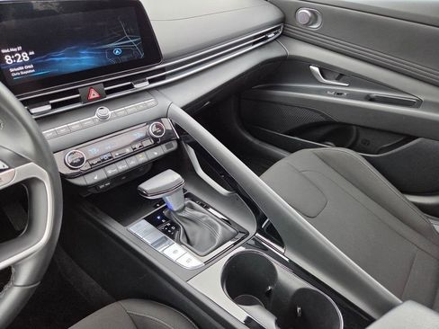 Used 2025 Hyundai Elantra SEL FWD image 33