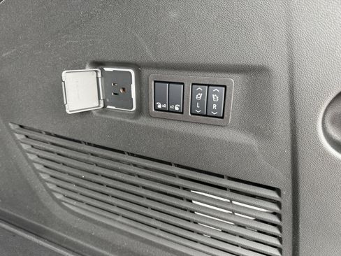 Used 2024 GMC Yukon XL Denali w/ Advanced Technology Package image 23