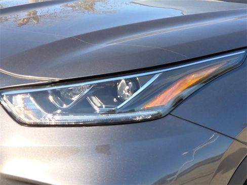 Used 2023 Toyota Highlander L image 4