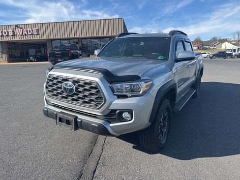 Used 2022 Toyota Tacoma TRD Off-Road image 1