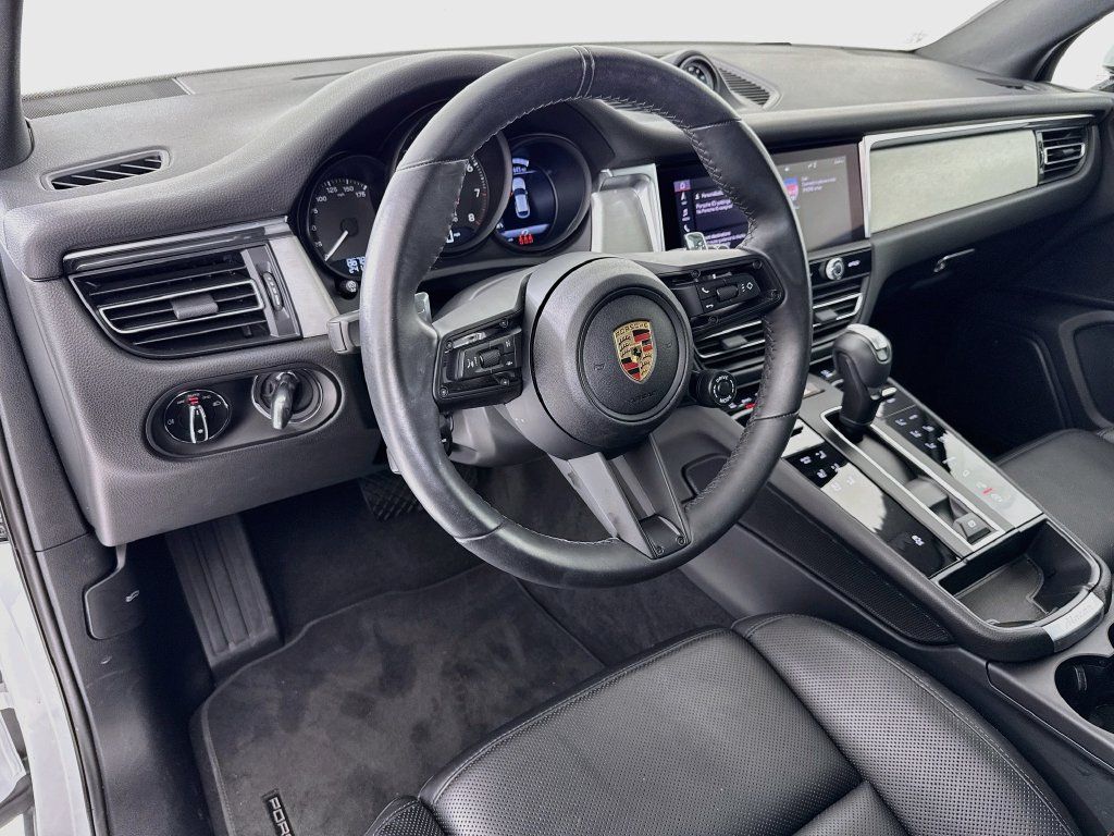 Certified 2025 Porsche Macan AWD/4WD image 4