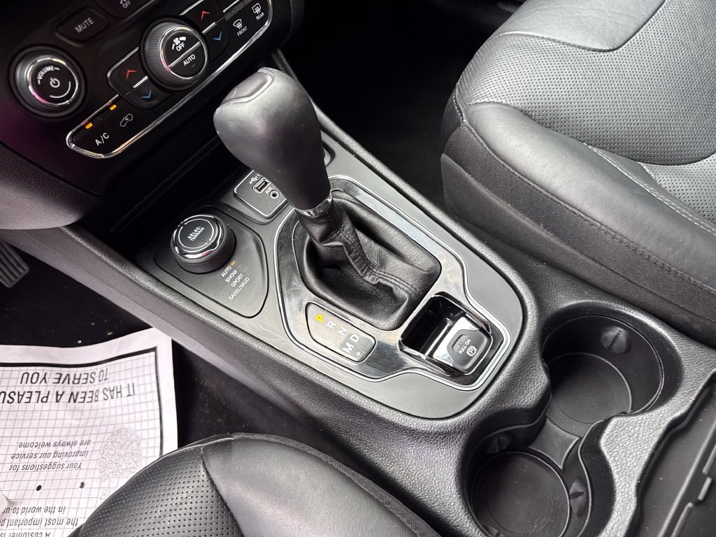 Used 2021 Jeep Cherokee Limited AWD/4WD image 19