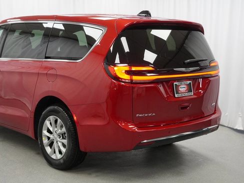 Certified 2025 Chrysler Pacifica Select image 13