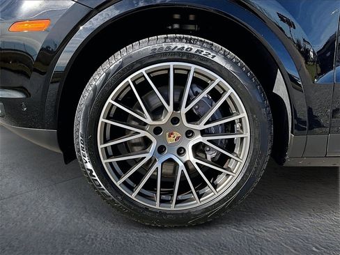 Certified 2022 Porsche Cayenne Platinum Edition image 11