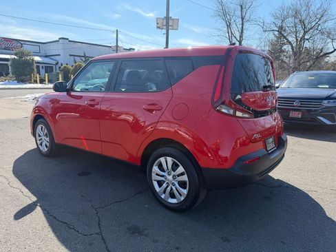 Used 2022 Kia Soul LX image 2