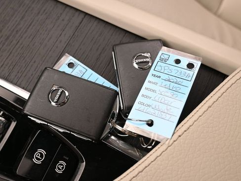 Used 2020 Volvo XC90 T5 Momentum w/ Protection Package Premier image 20