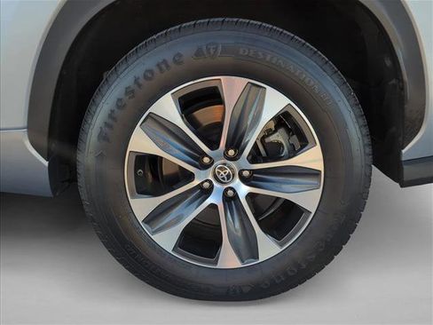 Certified 2023 Toyota Highlander XLE image 6