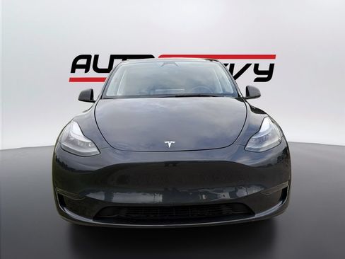 Used 2025 Tesla Model Y Long Range RWD image 2
