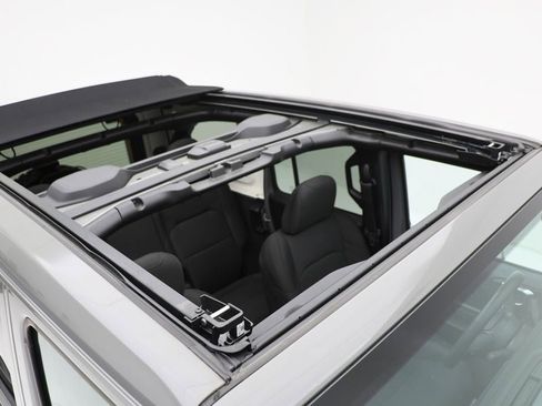 Used 2023 Jeep Wrangler Unlimited w/ Sun & Screen Package image 32