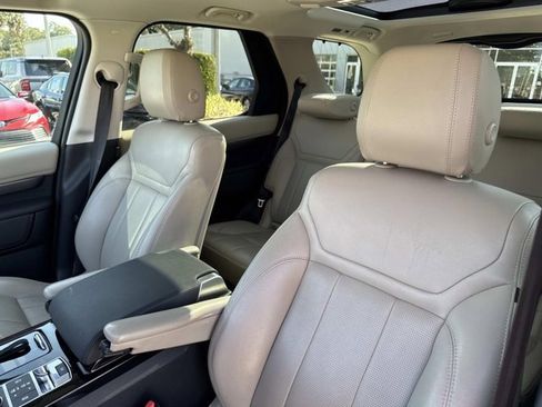 Used 2019 Land Rover Discovery HSE image 11