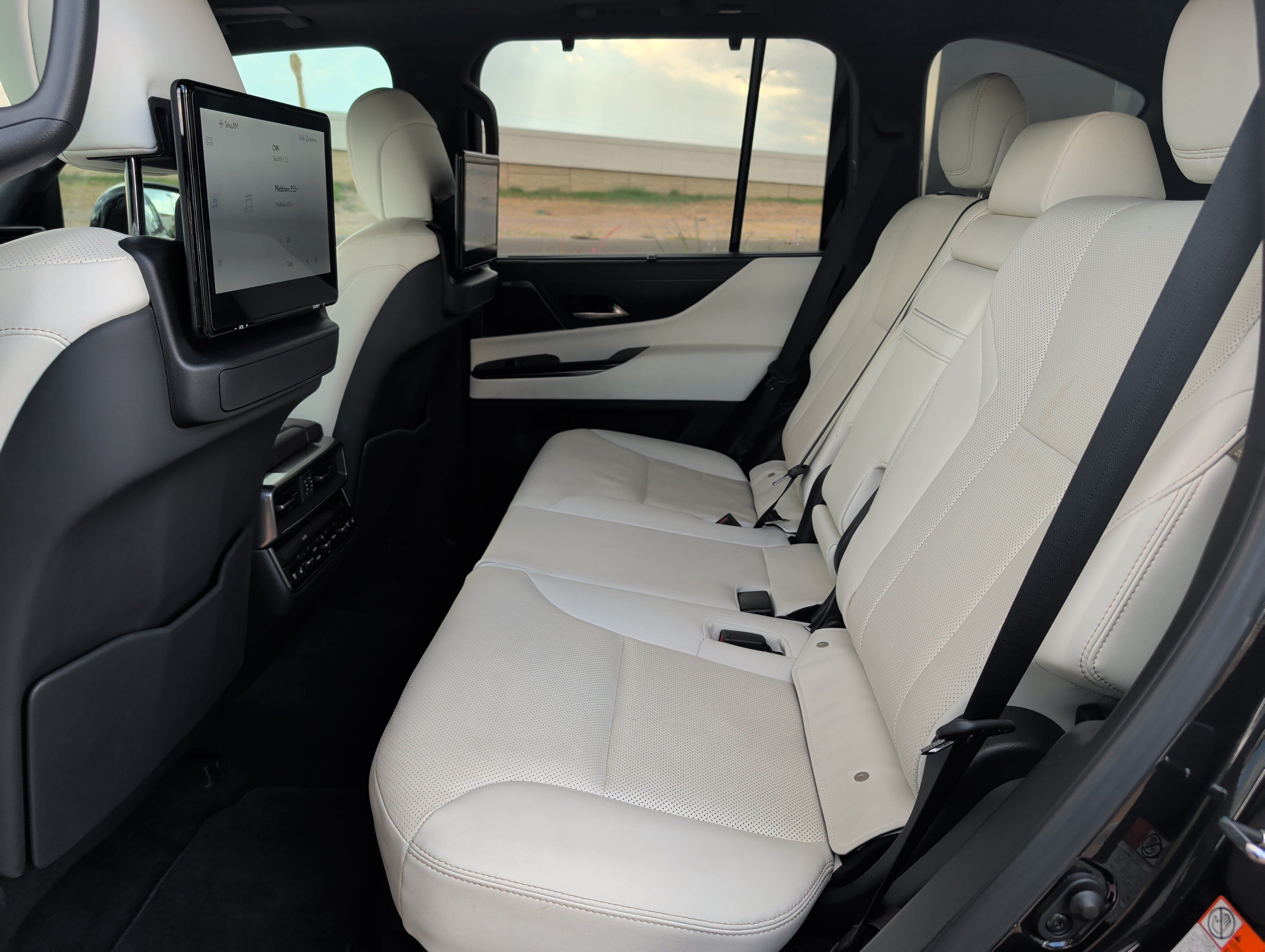 Used 2022 Lexus LX 600 4WD w/ Appearance Package image 21