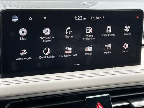 Used 2025 Genesis G70 2.5T image 29