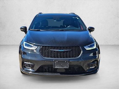 Used 2021 Chrysler Pacifica Limited w/ Uconnect Theater Family Group image 2