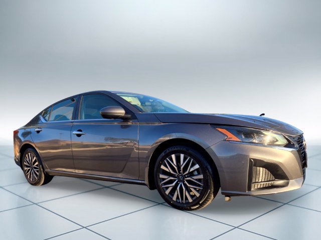 Used 2024 Nissan Altima 2.5 SV w/ SV Premium Package FWD image 2