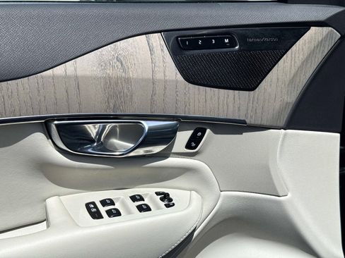 Certified 2025 Volvo XC90 T8 Plus w/ Protection Package Premier image 21