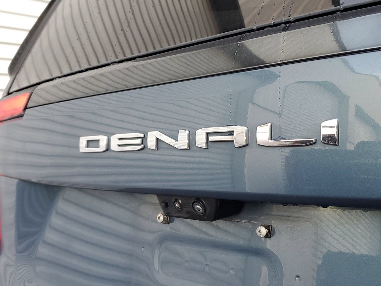 Used 2025 GMC Yukon XL Denali Ultimate AWD/4WD image 8