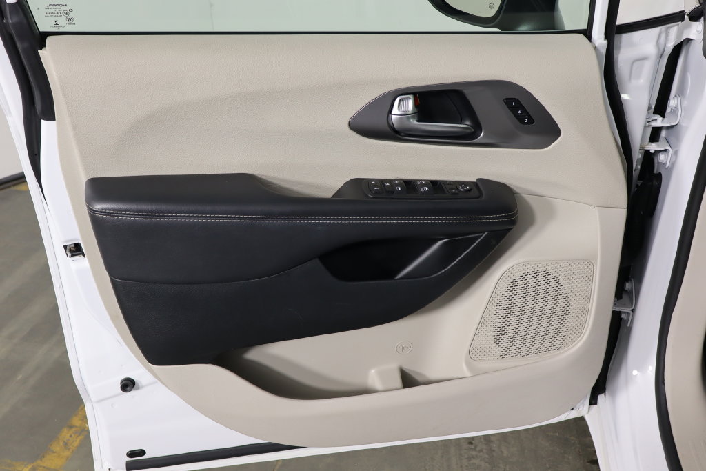Used 2023 Chrysler Pacifica Touring-L FWD image 19