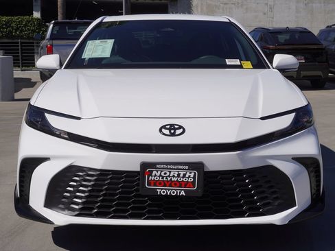 Used 2025 Toyota Camry SE FWD image 3