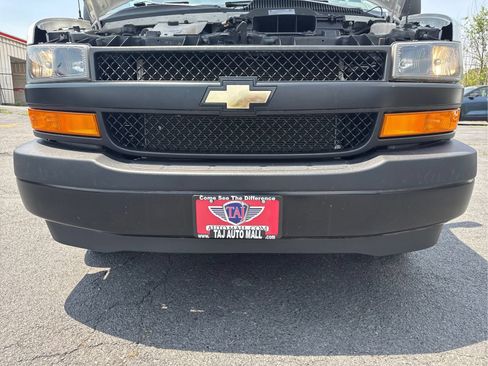 Used 2020 Chevrolet Express 3500 w/ Driver Convenience Package RWD image 20