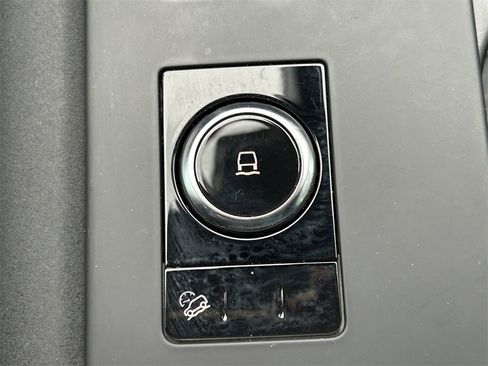 Used 2024 Land Rover Discovery Dynamic SE image 38