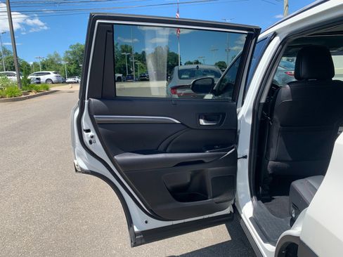 Used 2019 Toyota Highlander SE AWD/4WD image 30