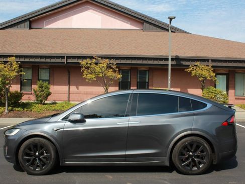Used 2017 Tesla Model X 75D AWD/4WD image 4