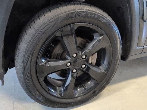Used 2023 Jeep Grand Cherokee Altitude AWD/4WD image 9