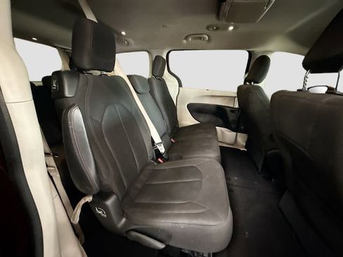Used 2019 Chrysler Pacifica Touring Plus w/ Tire & Wheel Group FWD image 27