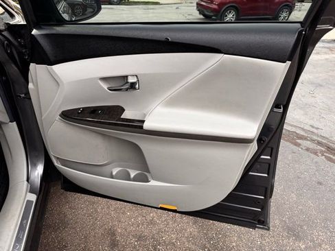 Used 2014 Toyota Venza LE image 28