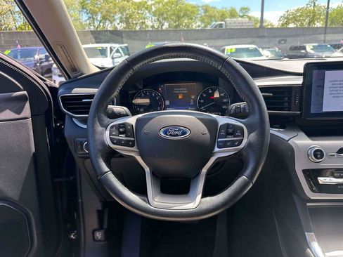 Used 2022 Ford Explorer XLT w/ Equipment Group 202A AWD/4WD image 14
