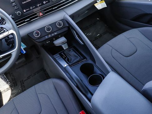 Used 2025 Hyundai Elantra SE w/ Cargo Package image 21