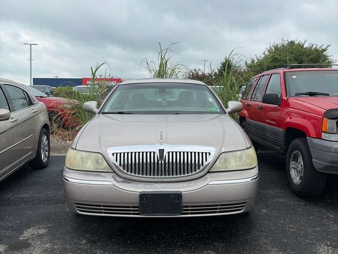 Used 2003 Lincoln Town Car Signature RWD image 2