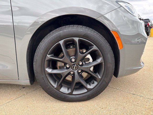 Used 2021 Chrysler Pacifica Touring w/ S Appearance Package FWD image 9
