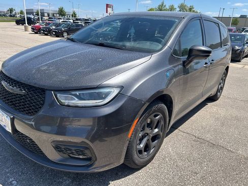 Used 2022 Chrysler Pacifica Touring-L w/ Uconnect Theater Family Group FWD image 4