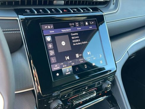 Used 2023 Jeep Grand Cherokee L Laredo image 15