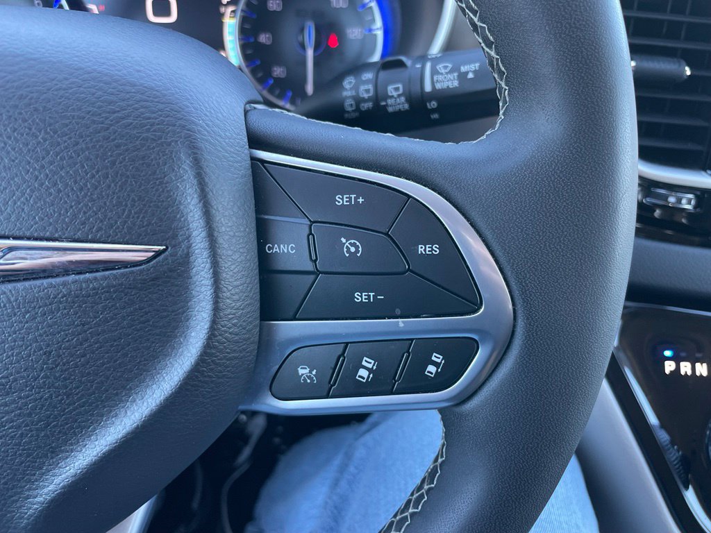 Used 2023 Chrysler Pacifica Touring-L FWD image 20