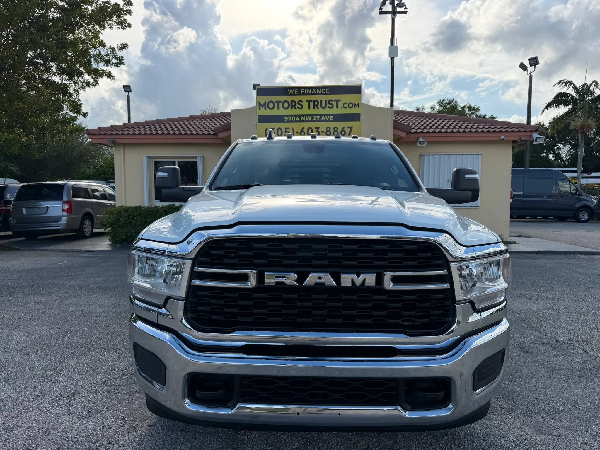 Used 2024 RAM 3500 4x4 Crew Cab SLT DRW w/ Quick Order Package 2YG SLT image 8