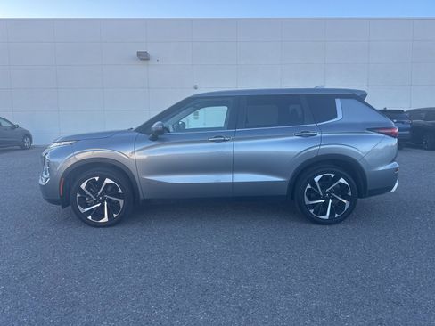 Used 2024 Mitsubishi Outlander SE image 2