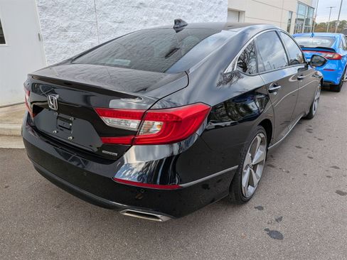 Used 2018 Honda Accord Touring image 2