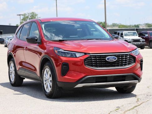 Used 2025 Ford Escape Active w/ Cold Weather Package AWD/4WD image 4