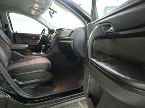 Used 2017 Chevrolet Traverse LT w/ Style and Technology Package FWD image 10