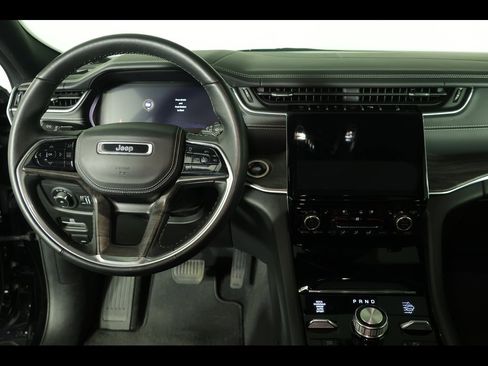 Used 2022 Jeep Grand Cherokee Overland w/ Luxury Tech Group IV image 17