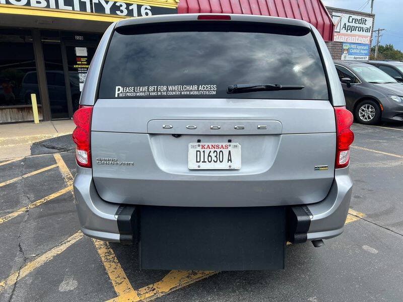 Used 2018 Dodge Grand Caravan SE w/ UConnect Hands-Free Group FWD image 12