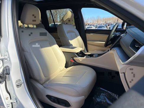 Used 2023 Jeep Grand Cherokee Limited image 9