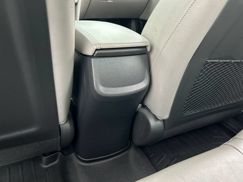 Used 2017 Hyundai Elantra Limited FWD image 19