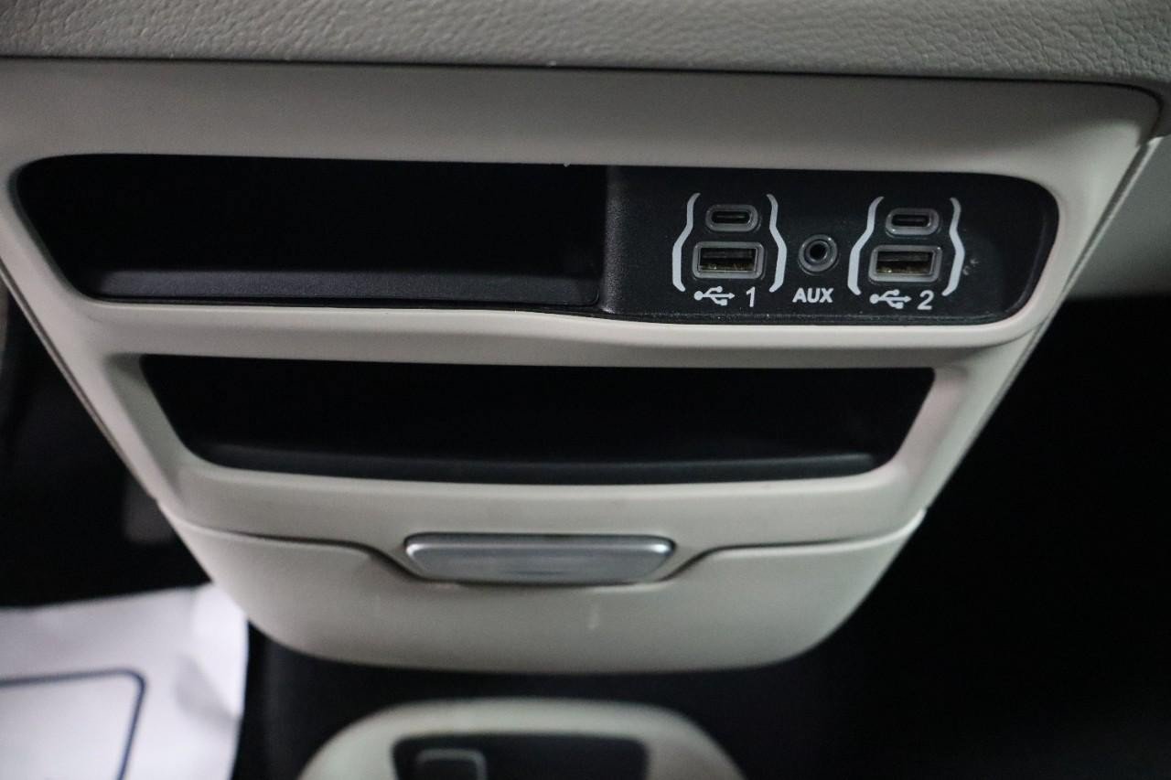 Used 2023 Chrysler Pacifica Touring-L FWD image 18