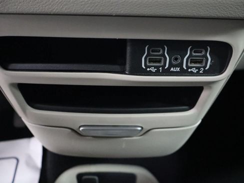 Used 2023 Chrysler Pacifica Touring-L FWD image 18